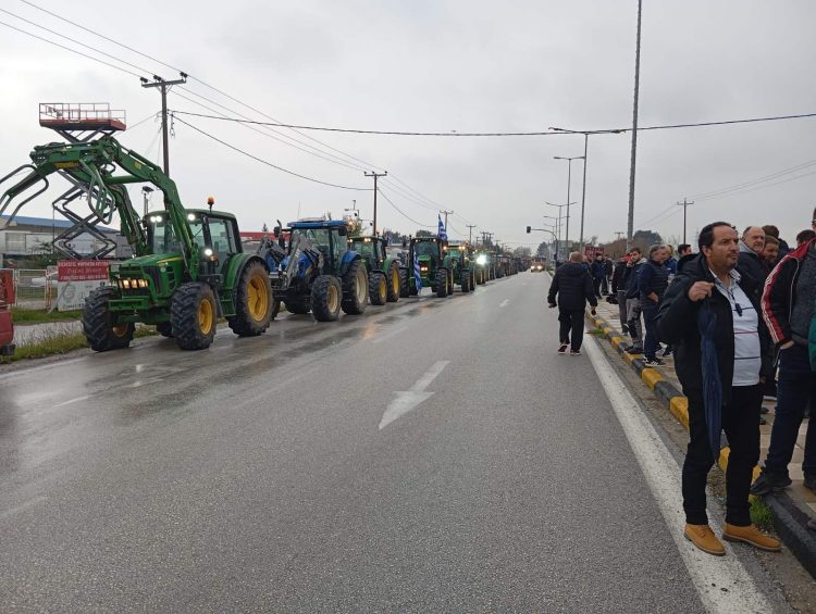 Τρικαλινοί Αγρότες: Οι ΠΡΩΤΕΣ ΕΙΚΟΝΕΣ από το μεγάλο μπλόκο στον κόμβο Μεγαλοχωρίου