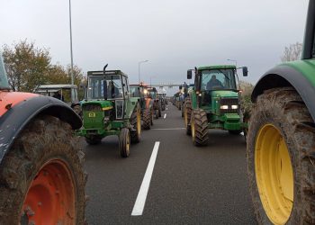 ΝΕΕΣ ΕΙΚΟΝΕΣ – Διόδια Λόγγου Τρικάλων: Πάνω από 400 τρακτέρ απέκοψαν την κυκλοφορία στον Ε65 – Η μεγαλύτερη κινητοποίηση της τελευταίας 10ετίας