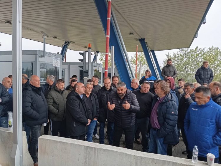 Στο αγροτικό μπλόκο του Ε65 στον Λόγγο Τρικάλων ο Νίκος Σακκάς (ΕΙΚΟΝΕΣ)