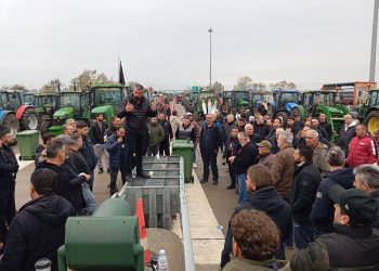 Τρικαλινοί Αγρότες από το Μπλόκο του Ε65: “Εάν χρειαστεί, θα παραμείνουμε στους δρόμους μέχρι την Άνοιξη!!!” (ΕΙΚΟΝΕΣ)
