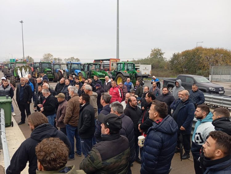 Τρικαλινοί Αγρότες από το Μπλόκο του Ε65: “Εάν χρειαστεί, θα παραμείνουμε στους δρόμους μέχρι την Άνοιξη!!!” (ΕΙΚΟΝΕΣ)