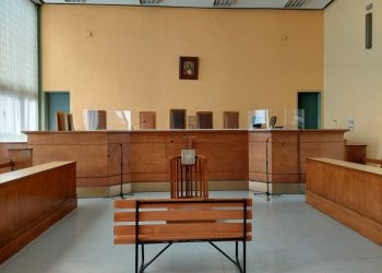 Συνελήφθη άνδρας επειδή ούρησε σε παρτέρι και έβρισε αστυνομικούς -Τι υποστήριξε στο δικαστήριο