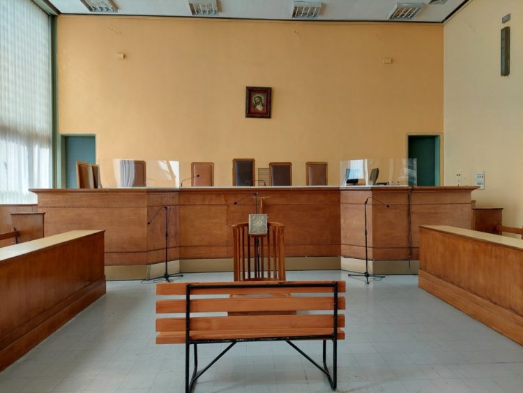 Συνελήφθη άνδρας επειδή ούρησε σε παρτέρι και έβρισε αστυνομικούς -Τι υποστήριξε στο δικαστήριο