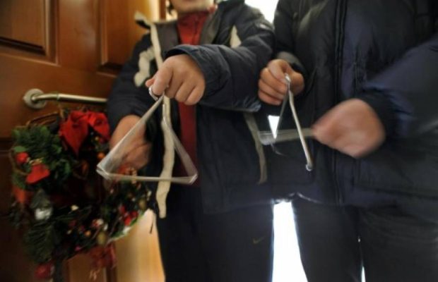 Ανήλικοι έβγαλαν σουγιά και επιχείρησαν να πάρουν τα χρήματα που είχαν μαζέψει από τα κάλαντα συνομήλικοί τους