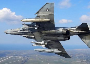Όταν σκάφος της Π.Α. εξερράγη πάνω από τη Λάρισα με τραγικό απολογισμό 3 νεκρούς- Η εκτόξευση του πιλότου και το άτυχο 13χρονο αγόρι