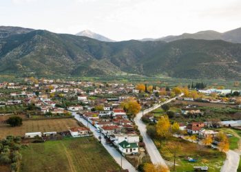 Αυτό το χωριό της Θεσσαλίας δεν διεκδικεί εντυπώσεις – Παραμένει όμως ζωντανό και ριζώνει όλο και πιο βαθιά 