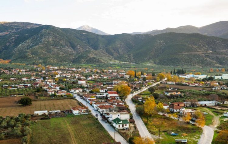 Αυτό το χωριό της Θεσσαλίας δεν διεκδικεί εντυπώσεις – Παραμένει όμως ζωντανό και ριζώνει όλο και πιο βαθιά