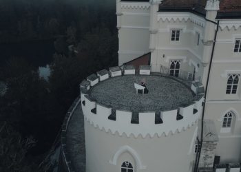 Θεσσαλός βάζει ένα πιάνο στην κορυφή ενός μαγικού κάστρου και δημιουργεί το ομορφότερο βίντεο! (ΕΙΚΟΝΕΣ)