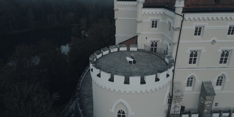 Θεσσαλός βάζει ένα πιάνο στην κορυφή ενός μαγικού κάστρου και δημιουργεί το ομορφότερο βίντεο! (ΕΙΚΟΝΕΣ)