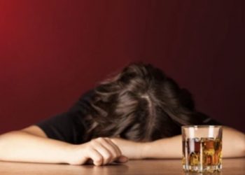 Τρεις συλλήψεις ιδιοκτητών μπαρ για χορήγηση αλκοόλ σε ανήλικη κοπέλα και ηχορύπανση