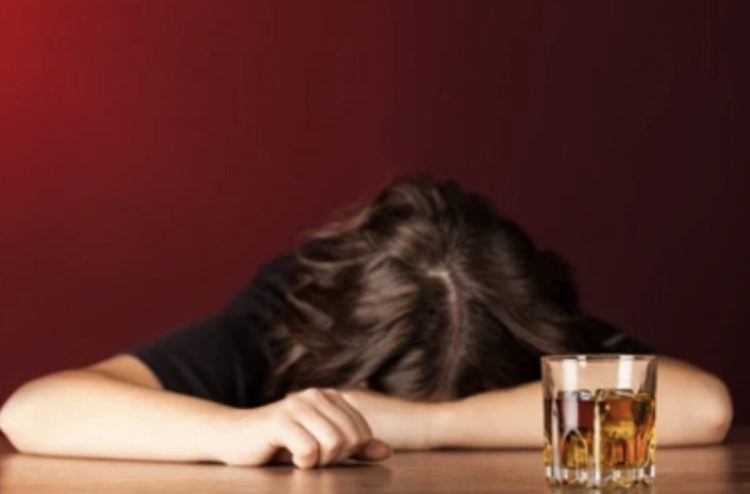 Τρεις συλλήψεις ιδιοκτητών μπαρ για χορήγηση αλκοόλ σε ανήλικη κοπέλα και ηχορύπανση