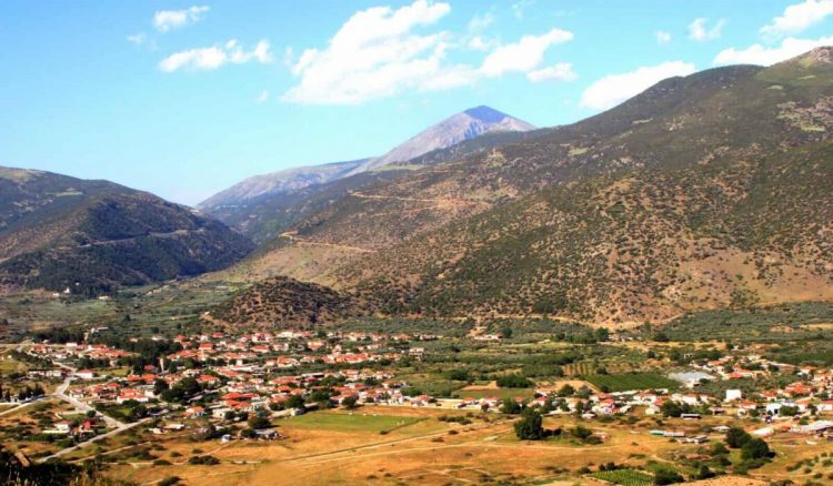 Αυτό είναι το αμφιθεατρικό χωριό της Λάρισας που αποτελεί ένα μωσαϊκό ανθρώπων!