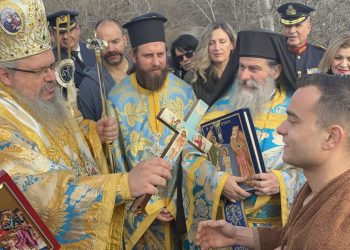 Λάρισα: Με λαμπρότητα γιορτάστηκαν τα Θεοφάνεια – Πλήθος πιστών στον Πηνειό για τον καθαγιασμό των υδάτων – Ο 22χρονος που έπιασε τον Τίμιο Σταυρό (ΕΙΚΟΝΕΣ – BINTEO)