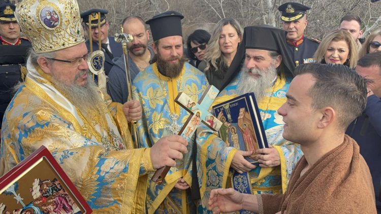 Λάρισα: Με λαμπρότητα γιορτάστηκαν τα Θεοφάνεια – Πλήθος πιστών στον Πηνειό για τον καθαγιασμό των υδάτων – Ο 22χρονος που έπιασε τον Τίμιο Σταυρό (ΕΙΚΟΝΕΣ – BINTEO)