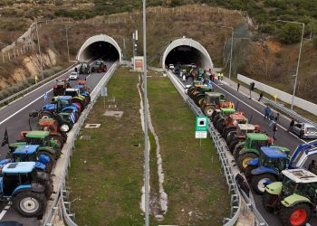 Κόβεται στα δύο η χώρα – “Φρούριο” με τρακτέρ στα τούνελ των Τεμπών – Τρεις διμοιρίες ΜΑΤ στο μπλόκο Νίκαιας – Αυτή θα είναι η αντίδραση της Αστυνομίας