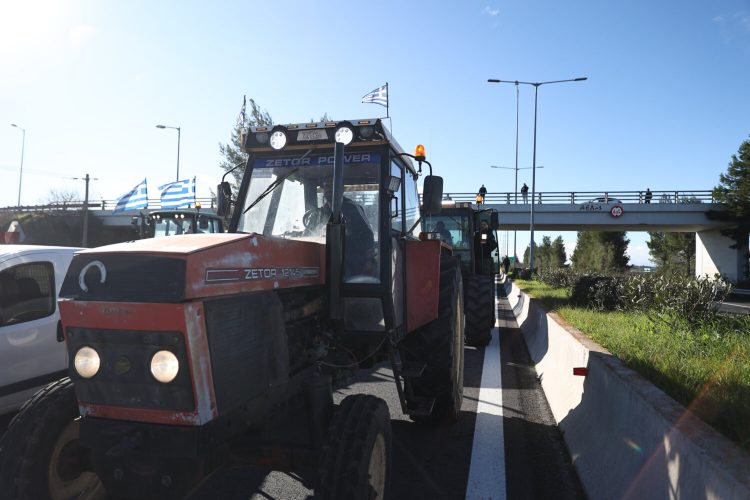 Στο Μαξίμου θα διεκδικήσουν την επιβίωσή τους, λένε οι αγρότες – Χαλάρωσαν τα μπλόκα ενόψει της συνάντησης της Τρίτης