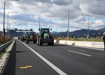 Ξεκίνησε η αποχώρηση των τρακτέρ από τις σήραγγες των Τεμπών