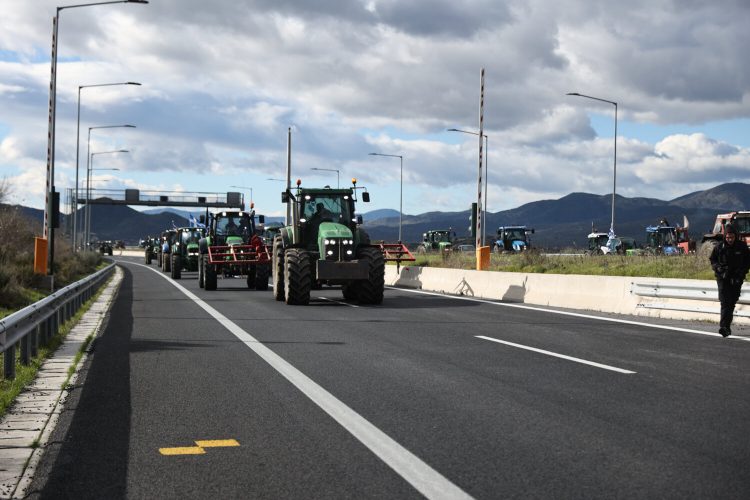 Ξεκίνησε η αποχώρηση των τρακτέρ από τις σήραγγες των Τεμπών