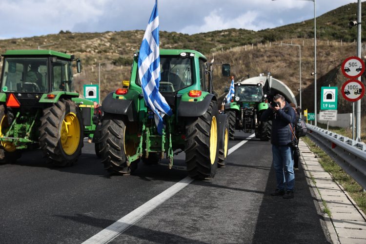 Αποδέχονται οι αγρότες την πρόσκληση για συνάντηση την Τρίτη στο Μαξίμου, ανοίγουν αύριο οι δρόμοι με τα τρακτέρ στην άκρη