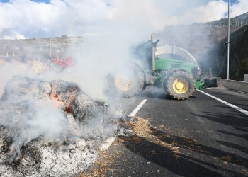 Κόπηκε στα δύο η Χώρα – Στις σήραγγες των Τεμπών τα τρακτέρ – 48ωρος αποκλεισμός (ΕΙΚΟΝΕΣ – ΒΙΝΤΕΟ)