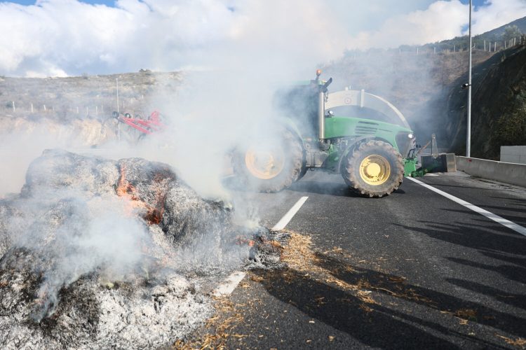 Κόπηκε στα δύο η Χώρα – Στις σήραγγες των Τεμπών τα τρακτέρ – 48ωρος αποκλεισμός (ΕΙΚΟΝΕΣ – ΒΙΝΤΕΟ)