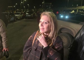 Στο μπλόκο των αγροτών στη Νίκαια η Καρυστιανού: «Δεν έχω να πω ημερομηνία, δεν έχω να πω όνομα» για το κόμμα