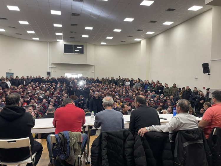 Ναι στον διάλογο, όχι στο συλλαλητήριο την Τρίτη, αποφάσισαν οι αγρότες (ΒΙΝΤΕΟ)