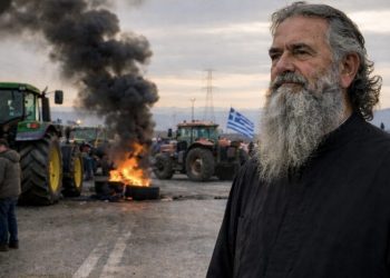 Αυτός είναι ο παπάς που βρίσκεται στο μπλόκο της Νίκαιας για συμπαράσταση μέρα νύχτα – Τι λέει στον Πρωθυπουργό