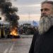 Αυτός είναι ο παπάς που βρίσκεται στο μπλόκο της Νίκαιας για συμπαράσταση μέρα νύχτα – Τι λέει στον Πρωθυπουργό