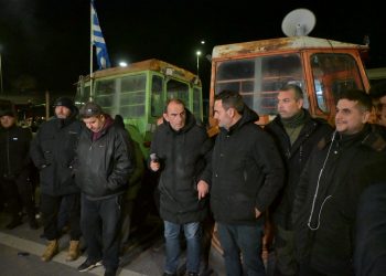 Μπλόκο Νίκαιας: Ζητάμε συνάντηση με τον πρωθυπουργό με τους όρους μας – Κλιμακώνουμε, να καταλάβουν ποιος έχει τη δύναμη – Θα κλείσουμε τους δρόμους όσες ώρες θέλουμε (ΕΙΚΟΝΕΣ – ΒΙΝΤΕΟ)