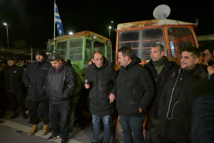 Μπλόκο Νίκαιας: Ζητάμε συνάντηση με τον πρωθυπουργό με τους όρους μας – Κλιμακώνουμε, να καταλάβουν ποιος έχει τη δύναμη – Θα κλείσουμε τους δρόμους όσες ώρες θέλουμε (ΕΙΚΟΝΕΣ – ΒΙΝΤΕΟ)