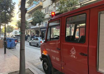 Στις φλόγες διαμέρισμα με εγκλωβισμένο μωρό – Σωτήρια η παρέμβαση αστυνομίας και πυροσβεστικής (ΕΙΚΟΝΕΣ)