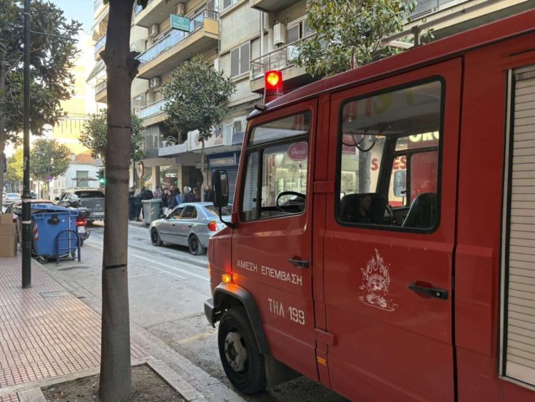 Στις φλόγες διαμέρισμα με εγκλωβισμένο μωρό – Σωτήρια η παρέμβαση αστυνομίας και πυροσβεστικής (ΕΙΚΟΝΕΣ)