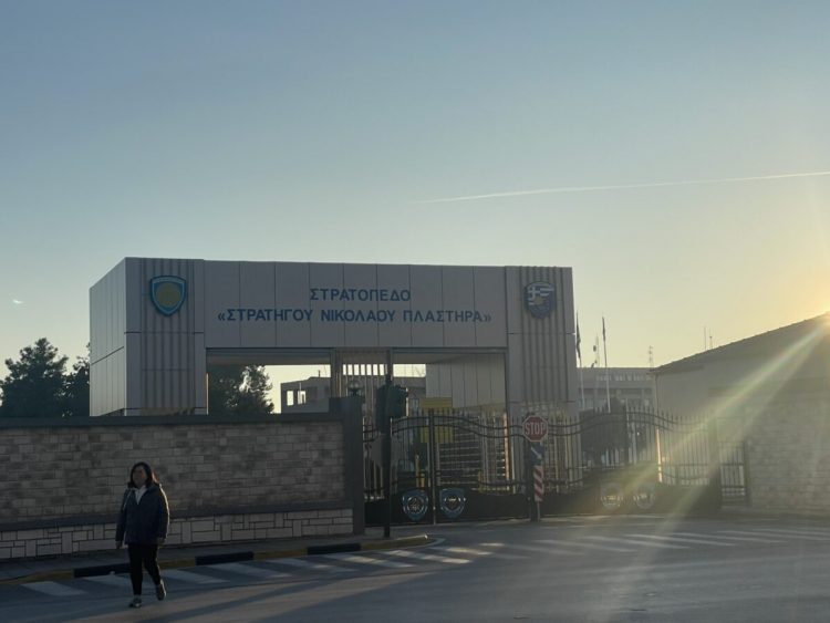Τίτλοι τέλους για την 1η Στρατιά στη Λάρισα: Κατέβηκε η επιγραφή – Τι γράφει η καινούργια (ΕΙΚΟΝΕΣ)
