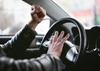 Τον τύφλωσε η ζήλια και παρέσυρε 65χρονο με το αυτοκίνητο αφήνοντάς τον κατάκοιτο