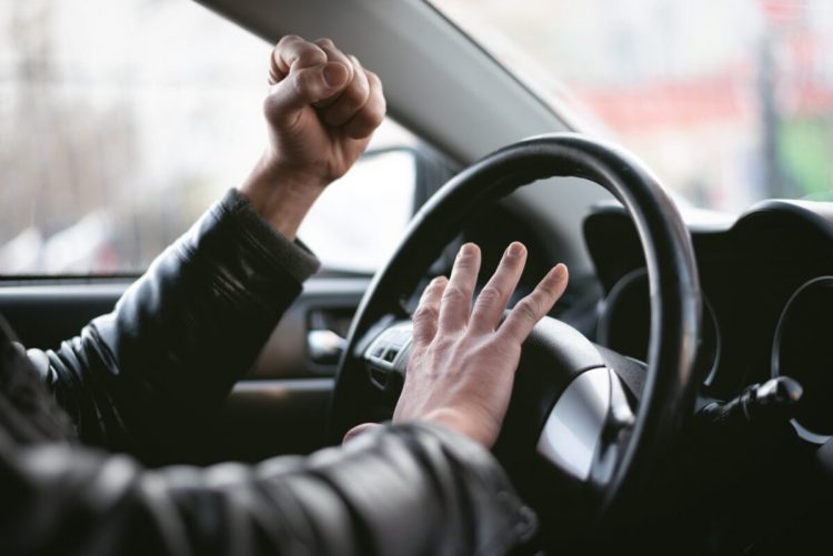 Τον τύφλωσε η ζήλια και παρέσυρε 65χρονο με το αυτοκίνητο αφήνοντάς τον κατάκοιτο