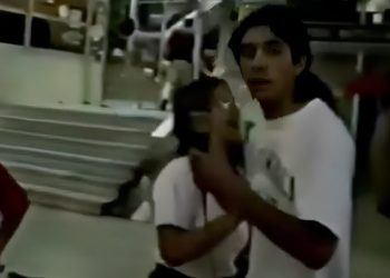 Νεαρός Θεσσαλός το μακρινό 1994 ήταν youtuber και δεν το ήξερε… Τρολάρει ανελέητα περαστικούς στο κέντρο της Λάρισας (ΒΙΝΤΕΟ)