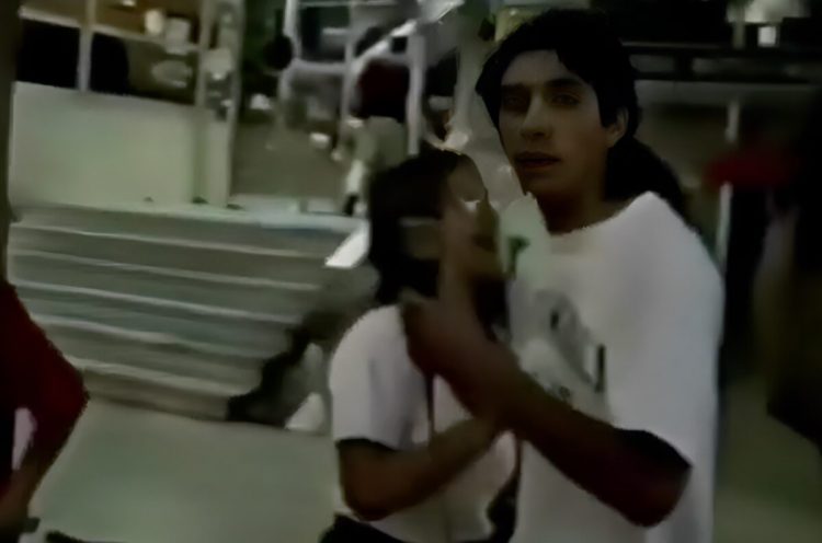 Νεαρός Θεσσαλός το μακρινό 1994 ήταν youtuber και δεν το ήξερε… Τρολάρει ανελέητα περαστικούς στο κέντρο της Λάρισας (ΒΙΝΤΕΟ)