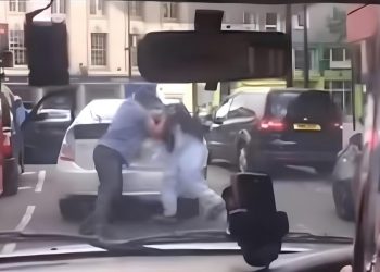 Απίστευτο επεισόδιο στο κέντρο θεσσαλικής πόλης: Έκλεισαν δρόμο για να… πλακωθούν μπροστά σε περαστικούς