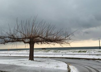 Εντυπωσιακές εικόνες – βίντεο: Χιόνισε και στα παράλια της Λάρισας