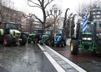 Έφυγαν από το μπλόκο της Νίκαιας τα τρακτέρ… Ήρθαν στην Κεντρική Πλατεία της Λάρισας (ΕΙΚΟΝΕΣ – ΒΙΝΤΕΟ)