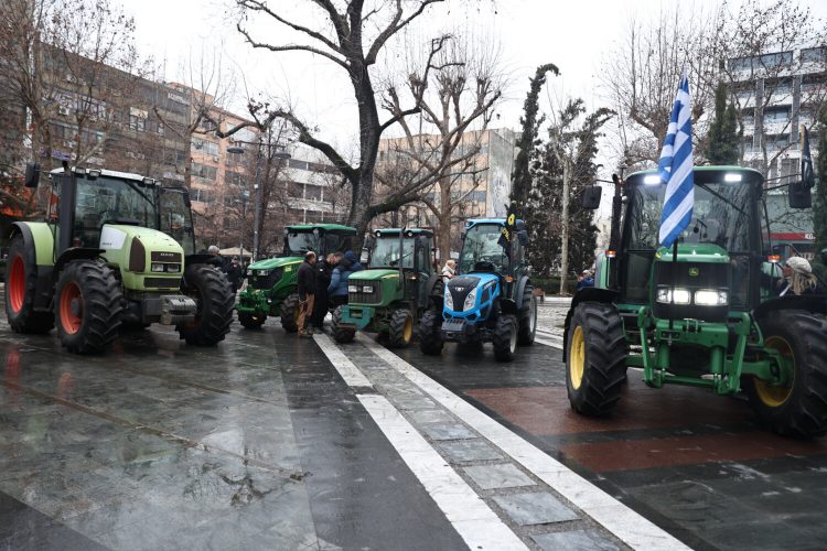 Έφυγαν από το μπλόκο της Νίκαιας τα τρακτέρ… Ήρθαν στην Κεντρική Πλατεία της Λάρισας (ΕΙΚΟΝΕΣ – ΒΙΝΤΕΟ)