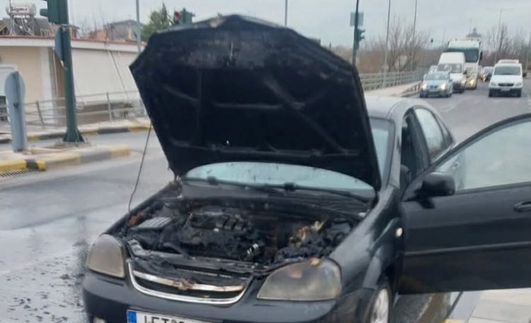 Δείτε φωτογραφίες: Στις φλόγες τυλίχτηκε όχημα – Επιχείρησε στο σημείο η πυροσβεστική