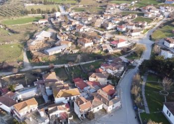 Αυτό το χωριό της Θεσσαλίας χτίστηκε κομμάτι – κομμάτι: Ένας τόπος επιτήρησης και ευθύνης (ΕΙΚΟΝΕΣ)