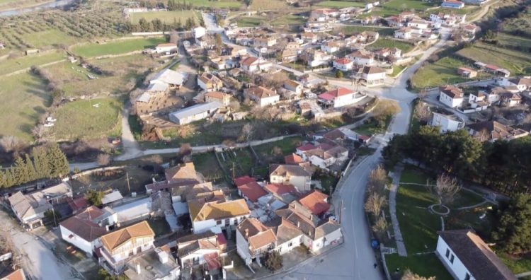 Αυτό το χωριό της Θεσσαλίας χτίστηκε κομμάτι – κομμάτι: Ένας τόπος επιτήρησης και ευθύνης (ΕΙΚΟΝΕΣ)