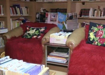 Η παραμυθένια βιβλιοθήκη σε μια σοφίτα χωριού της Λάρισας που κρύβει 30.000 βιβλία και θησαυρούς του 18ου αιώνα (ΒΙΝΤΕΟ)