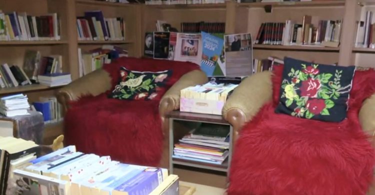 Η παραμυθένια βιβλιοθήκη σε μια σοφίτα χωριού της Λάρισας που κρύβει 30.000 βιβλία και θησαυρούς του 18ου αιώνα (ΒΙΝΤΕΟ)