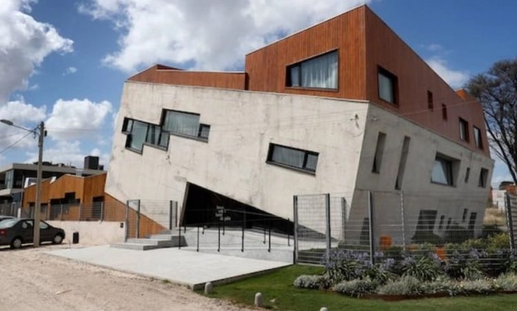 Το σπίτι «που καταπίνει η γη» μετατράπηκε σε πολυτελές ξενοδοχείο
