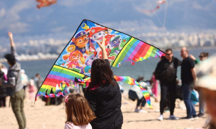 Καθαρά Δευτέρα: Πότε πέφτει – Όλες οι αργίες και τα τριήμερα της χρονιάς