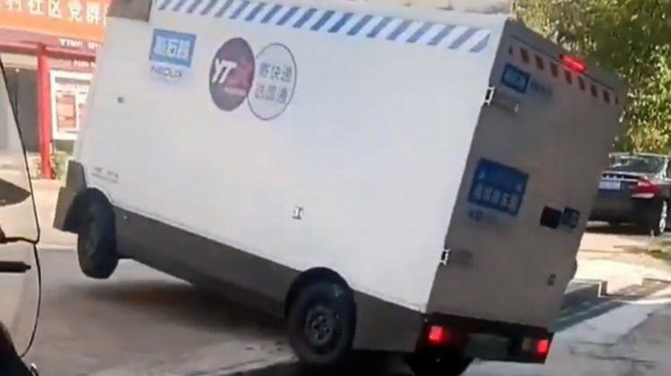 Αυτόνομα βαν κατακλύζουν τις πόλεις της Κίνας και προκαλούν πανικό